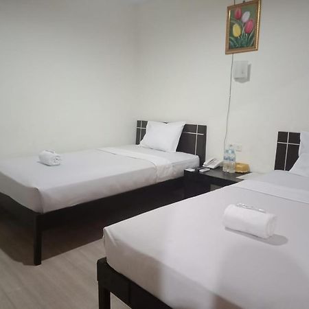 Hotel Meganita Mamuju Kültér fotó