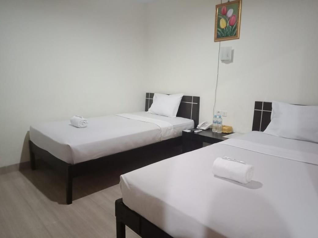 Hotel Meganita Mamuju Kültér fotó