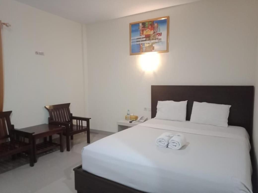 Hotel Meganita Mamuju Kültér fotó