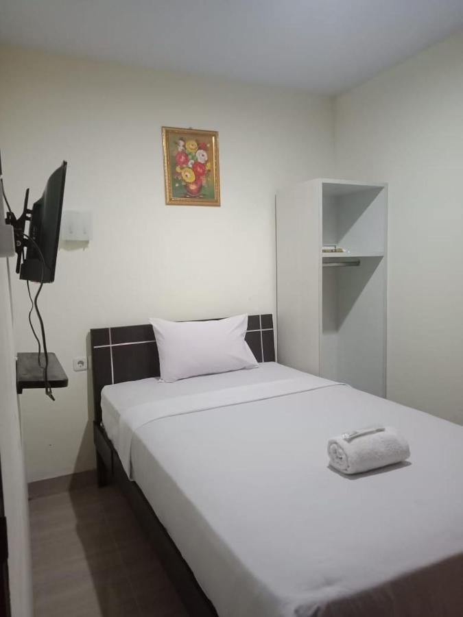 Hotel Meganita Mamuju Kültér fotó