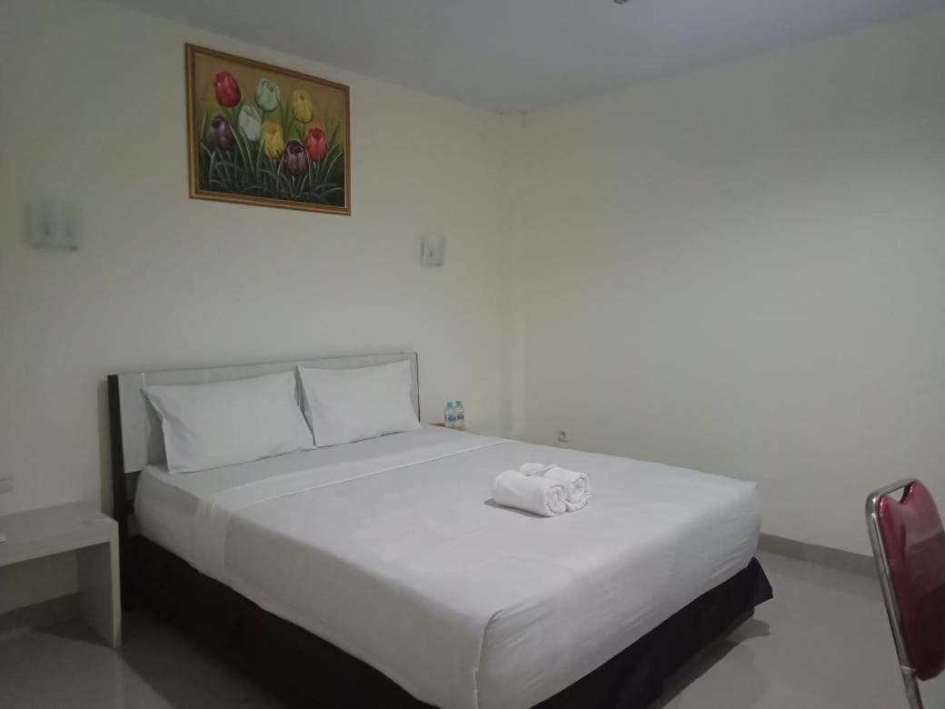 Hotel Meganita Mamuju Kültér fotó